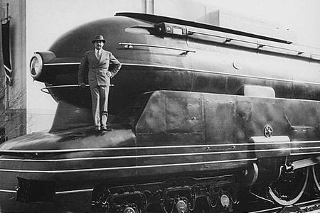 Raymond Loewy sur l'une des ses créations, la locomotive Pennsylvania S1