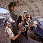 Mike Carriker, pilote d'essai en chef de Boeing, à bord d'un chasseur Harrier (image du film)