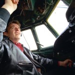 Mike Carriker, pilote d'essai en chef de Boeing, à bord d'un Lockheed Constellation (image du film)