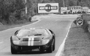La GT40 Mk.II de Bruce McLaren et Chris Amon au virage d'Arnage, Le Mans 1966.