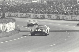 Le Mans 1964 : l'apprentissage. La GT40 Mk.I numéro 11 de Richie Ginther et Masten Gregory.