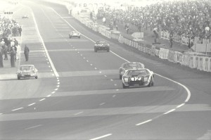 Le Mans 1964 : l'apprentissage. La GT40 Mk.I numéro 12 de Richard Attwood et Jo Schlesser.