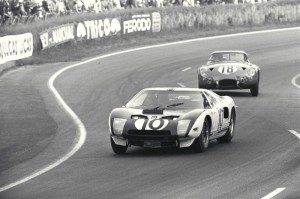 Le Mans 1964 : l'apprentissage. La GT40 Mk.I numéro 10 de Phil Hill et Bruce McLaren.