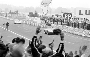 Le Mans 1969 : victoire très serrée de Jacky Ickx devant la Porsche 908 de Hans Herrmann.