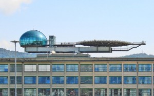 Rénové par Renzo Piano, le Lingotto accueille désormais un héliport et une salle de réunion sur son toit (CC dalbera/flickr)