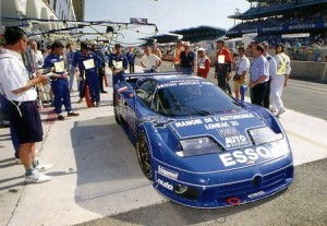 La Bugatti EB110 aux 24 Heures du Mans. L'auto abandonnera après 230 tours sur une sortie de route.